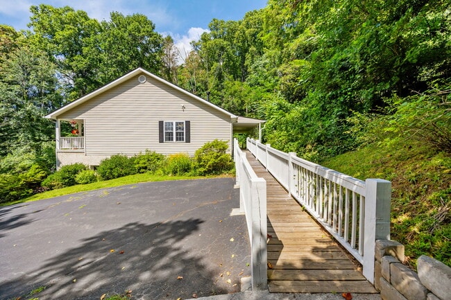 Foto del edificio - 73 Waters Rd