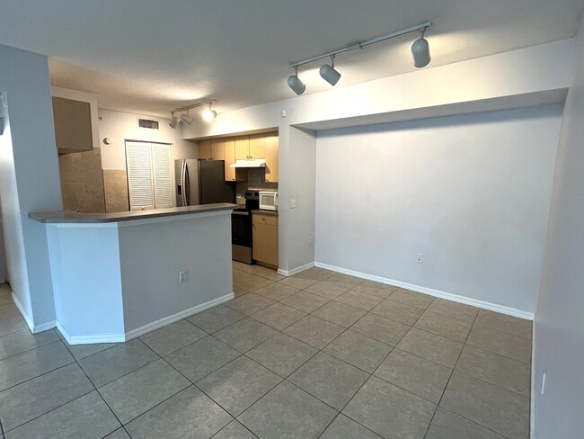 Building Photo - 705 Villa Cir