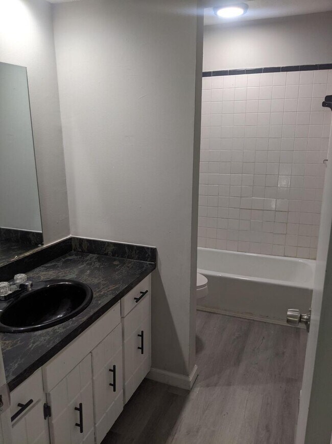 Foto del edificio - 4798 Forest Wood Ln