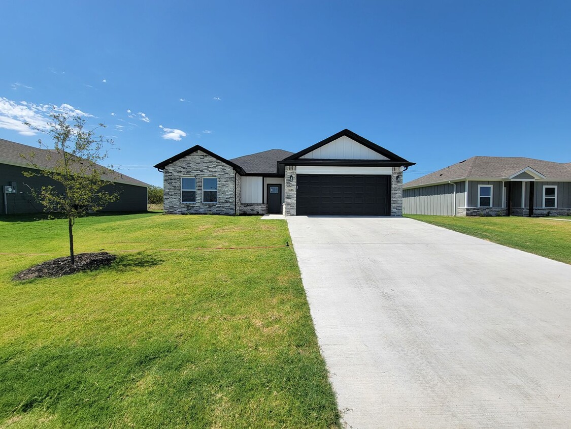 Primary Photo - Gorgeous 3 BR/2 BA Home in Corsicana!