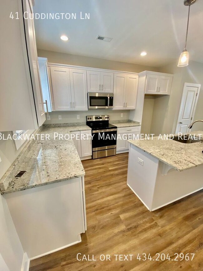 Building Photo - 3 Bedroom Townhome in English Commons! Clo...