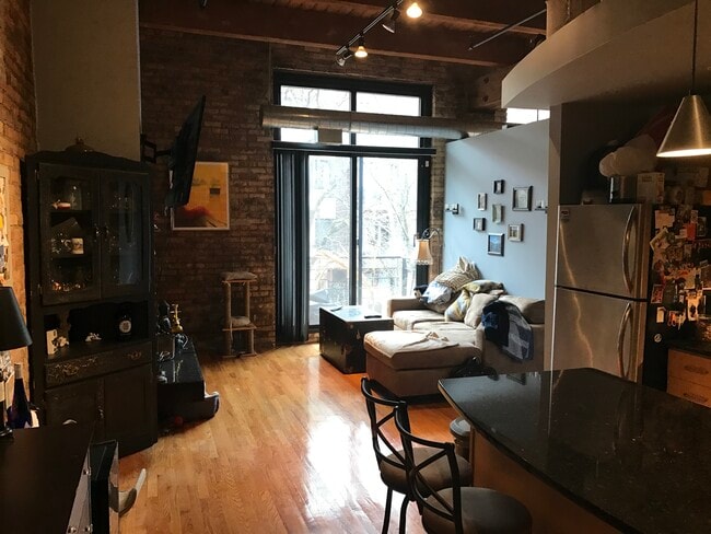 Living Room - 2300 W Wabansia Ave