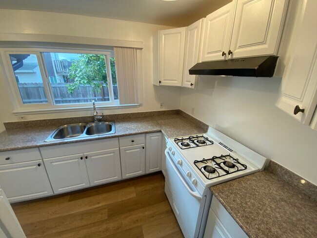 Foto del edificio - Beautiful & Spacious 3 Bedroom, 1 Bathroom Locust St Home in Cherryland – W Laundry Hook up, Back...
