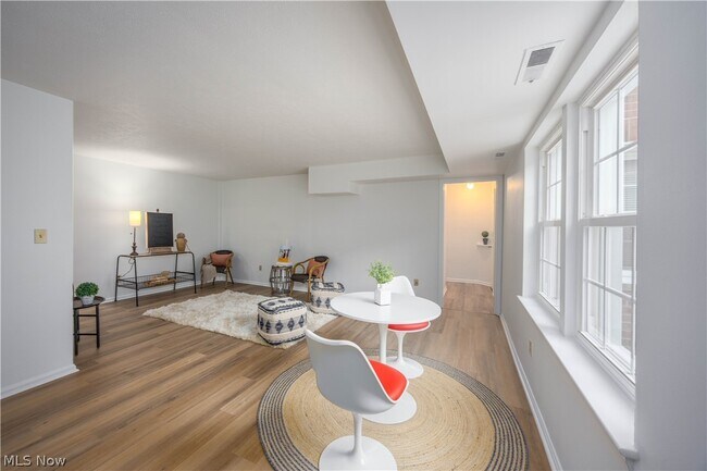 Foto del edificio - 19436 Van Aken Blvd