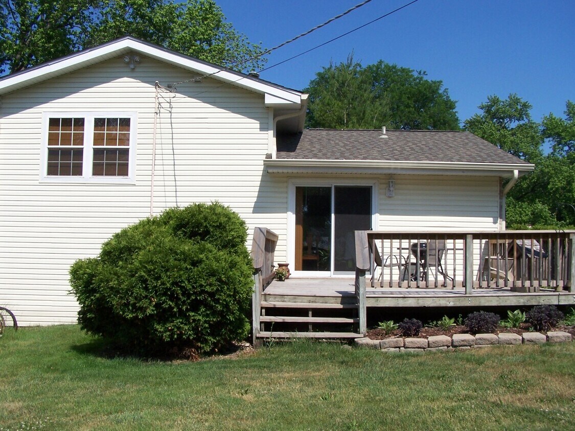 1709 Rogers Ave, McHenry, IL 60050 House for Rent in McHenry, IL