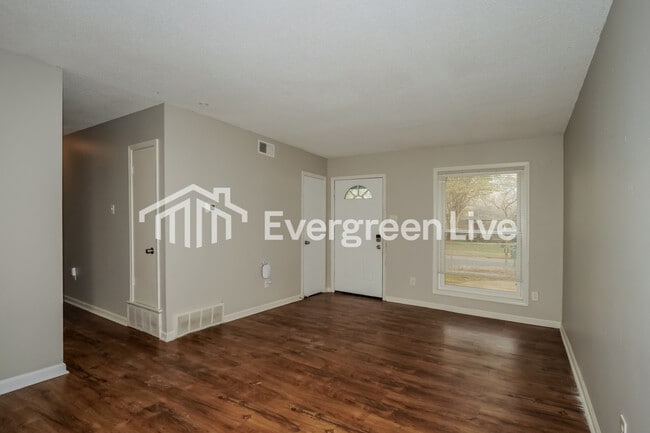 Foto del edificio - 473 Bradwood Ave