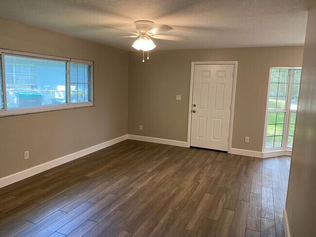 Building Photo - Newly Remodeled 2 Bedroom/2 Bathroom Duplex With 1 Car garage!!!!