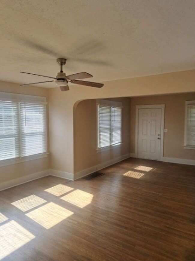 Building Photo - Dishman Hills 4 Bedroom 1 1/2 Bath Rancher