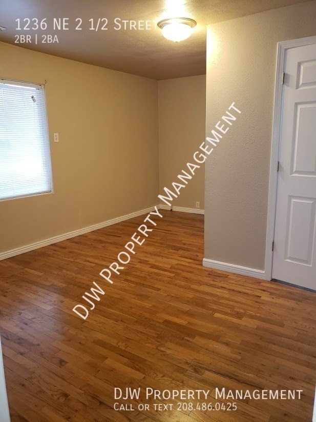 Foto del edificio - Custom Built Ins and Hardwood Floors!