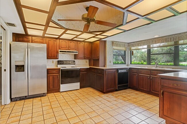 Building Photo - Escape to Your Private Paradise!