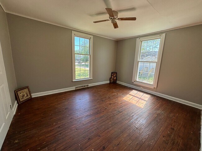 Foto del edificio - COMING SOON! Spacious 4-bedroom, 2-bathroom