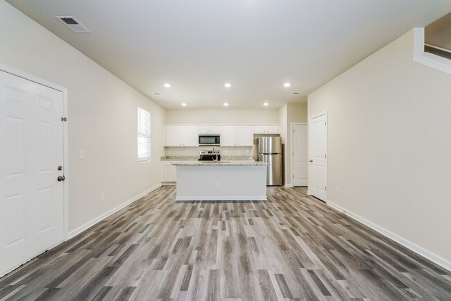 Building Photo - 444 Clematis Court
