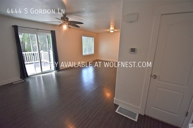 Foto del edificio - Spacious 3+ Bedroom Murray Townhome! No De...