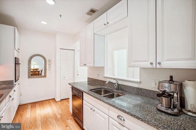 Building Photo - 6513 Grange Ln