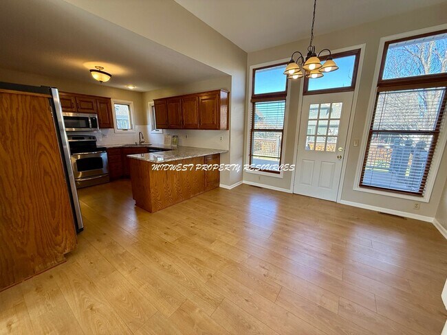 Foto del edificio - Stunning 3-Bedroom Home with Backyard Oasis!