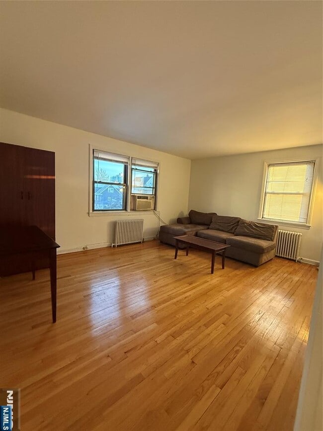 Building Photo - 418 Main St