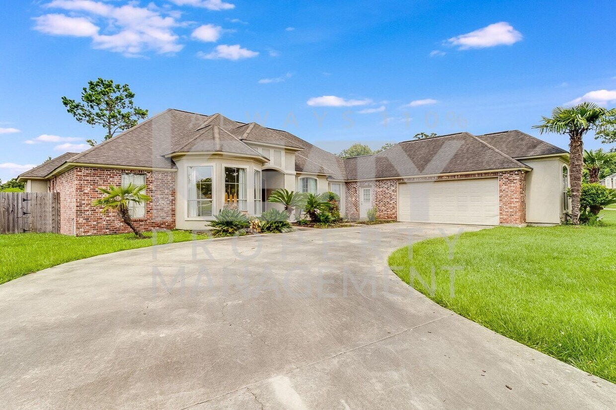 Foto principal - Luxurious 4 bedroom home in Lafayette!