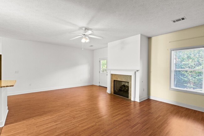 Building Photo - 3/2, fenced in backyard, heart of Auburn!