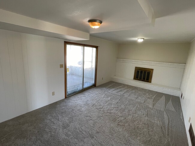 Building Photo - 2032 Northcliff Dr