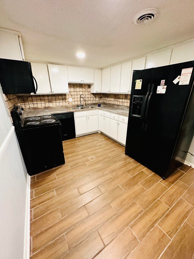 Cocina con barra para comer - 3637 Haughton Ln