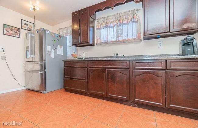 Building Photo - 3 br, 1 bath Townhome - 18 Tilton Ave