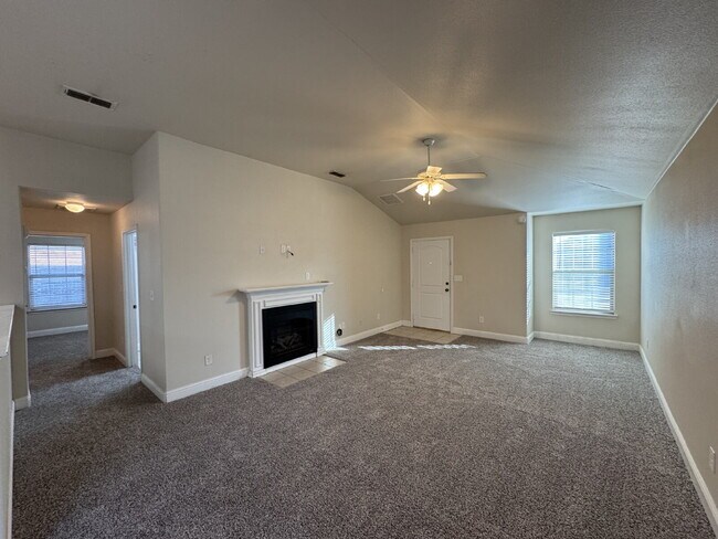Foto del edificio - Beautiful Home in South Lubbock Near Restaurants, Grocery Store, & Shopping!