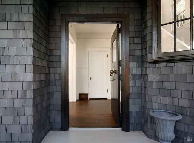 Foto del edificio - Gorgeous Sausalito Grand Craftsman Home w/...