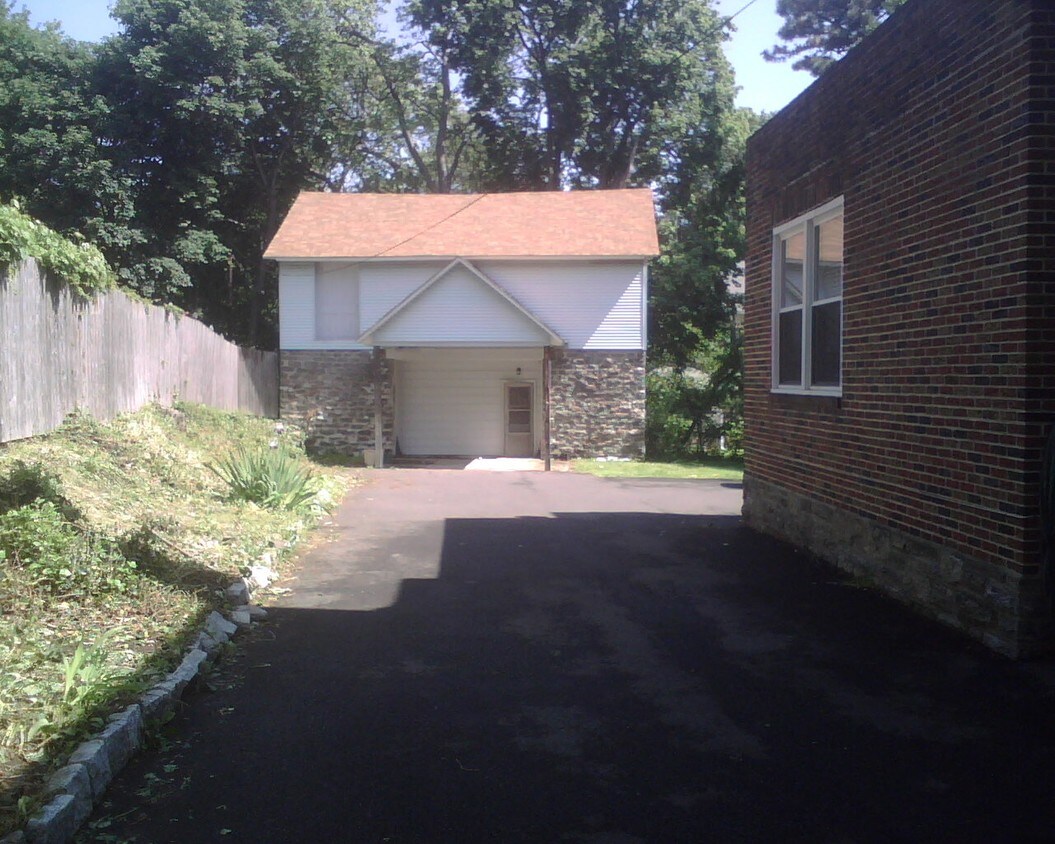 Building Photo - 1301 Oak Ln