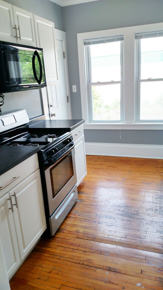 Kitchen with gas stove and natural light - 1818 W Minnehaha Ave