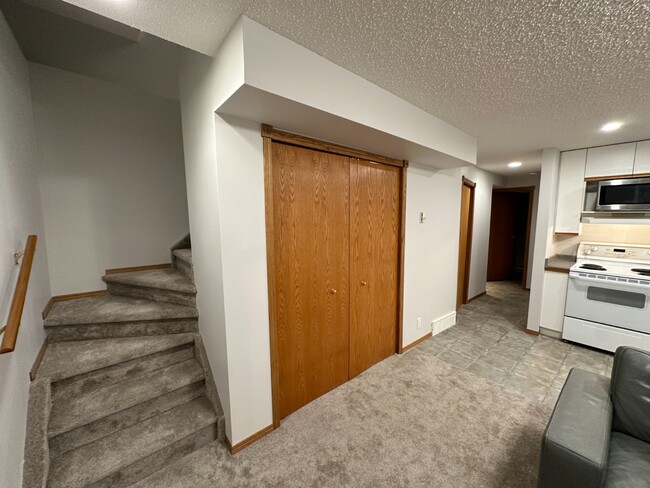 Photo du bâtiment - Cozy & Private 1-Bedroom Basement Suite in...