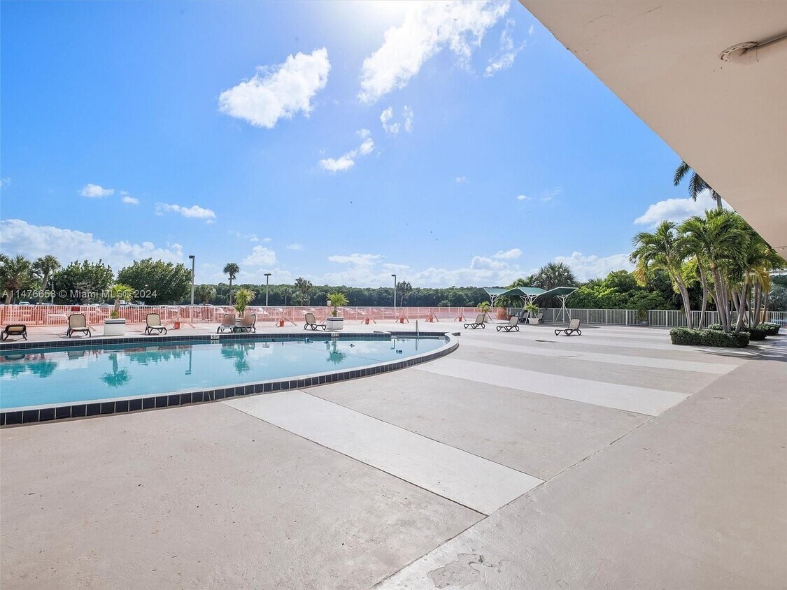 Foto principal - 400 Kings Point Dr