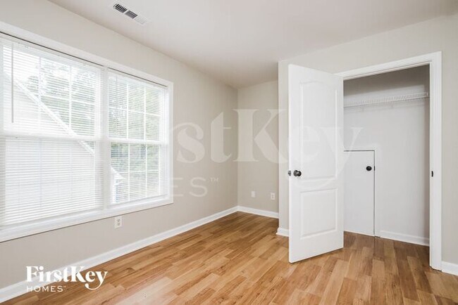 Building Photo - 2285 Glen Cove Way