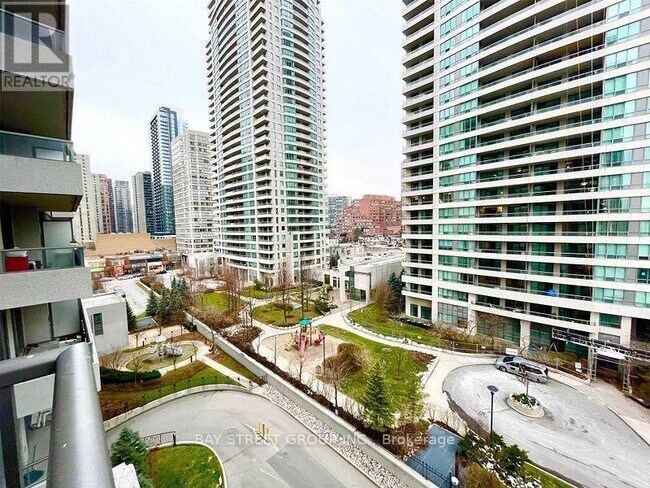 Photo du bâtiment - 818-835 HOLLYWOOD Ave