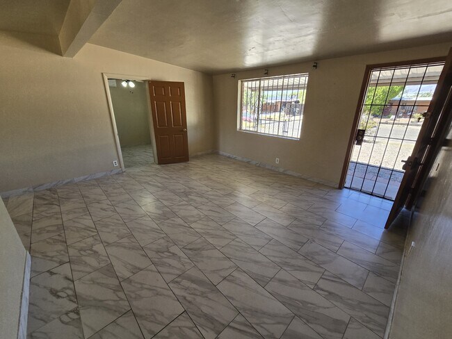 Foto del edificio - 5010 E 23rd St