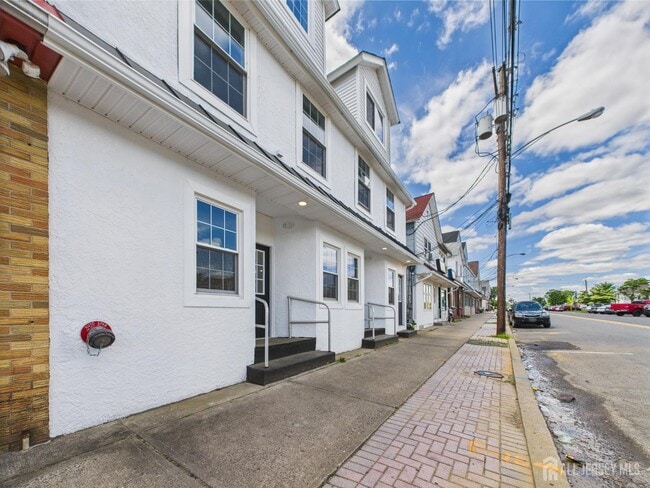 Building Photo - 10 W Railroad Ave