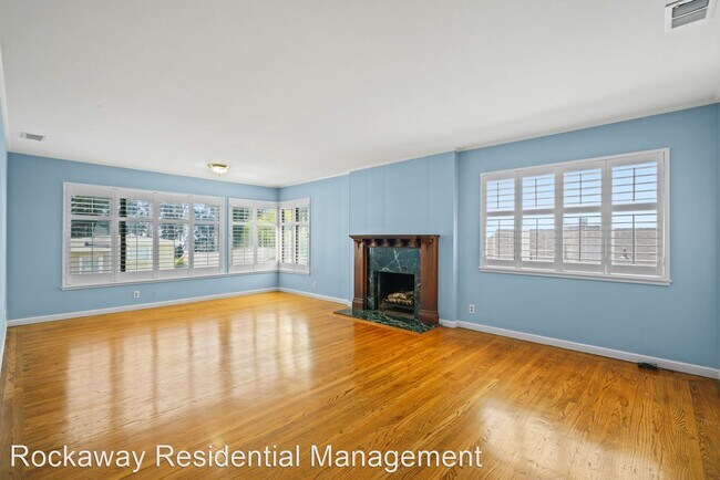 Building Photo - 3 br, 2.5 bath House - 2155 CRESTMOOR DR.