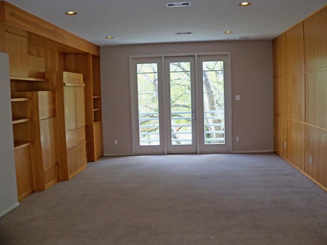 Building Photo - 902 S Friendswood Dr