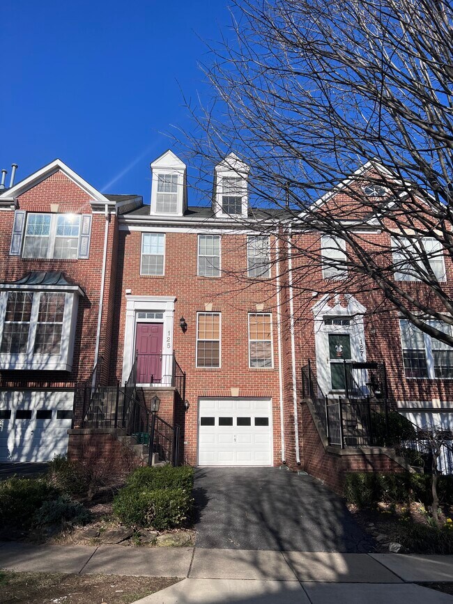 Front View - 125 Fountain Green Ln