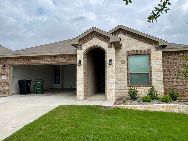 Foto del edificio - 7445 Shady Mdws Ln