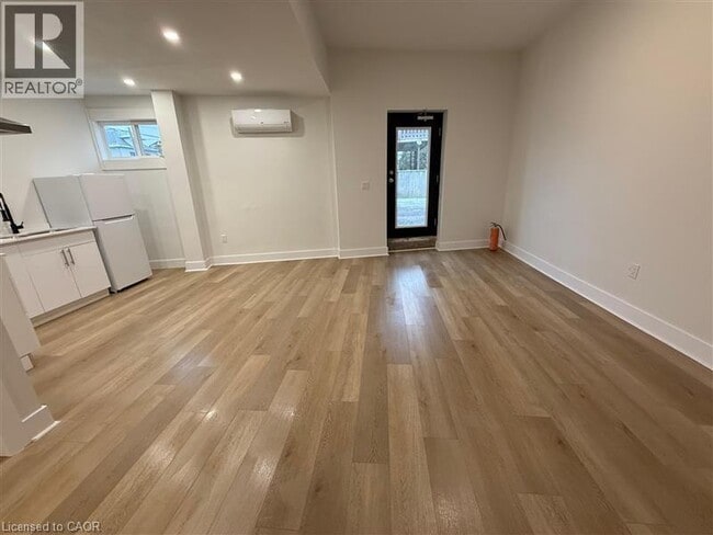 Photo du bâtiment - 69 Hellems Ave