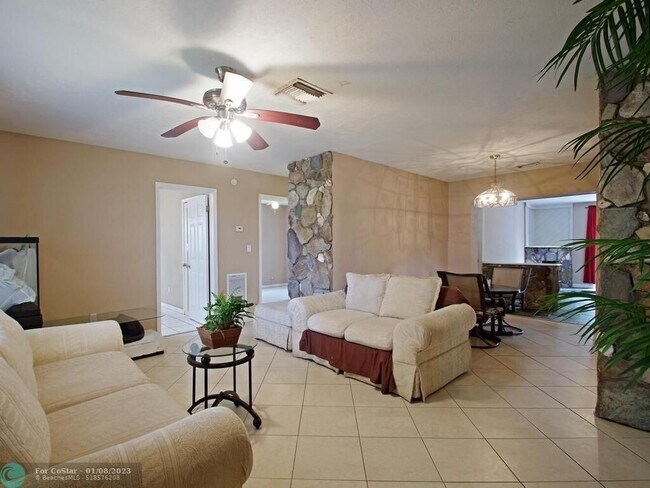 Foto del edificio - 341 NE 25th Ct