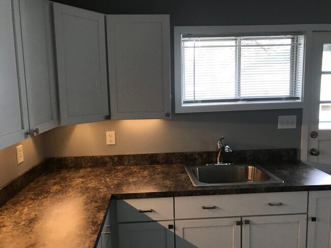 Cocina completamente renovada con iluminación debajo de los gabinetes. - 4204 Woodvale Dr