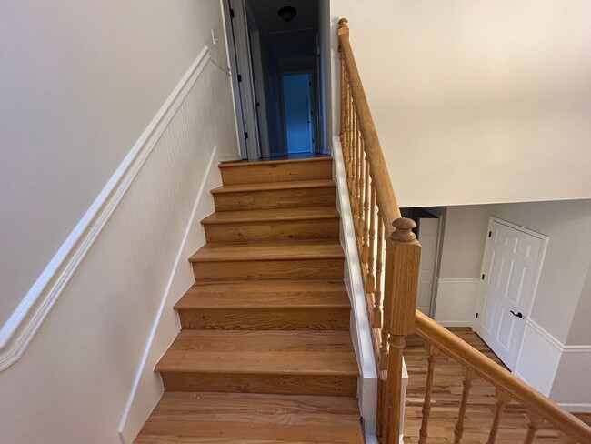 Building Photo - Spacious and Perfectly located 4/2 home in...