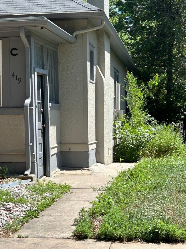 Building Photo - 419 Edwards St