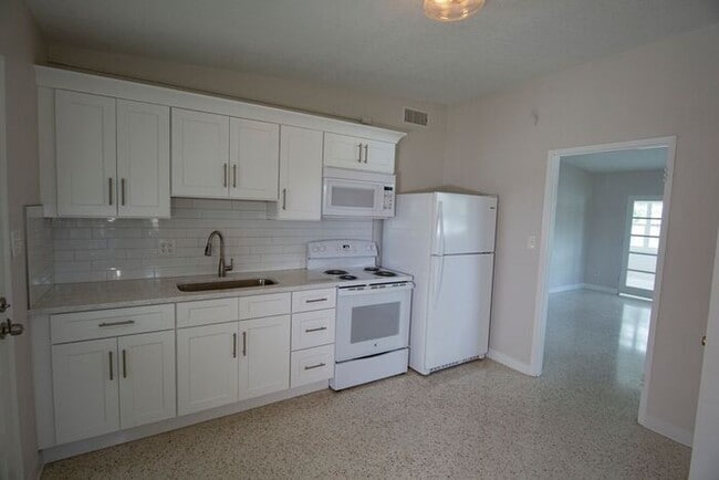 Building Photo - 2/1 duplex with carport in Winter Park