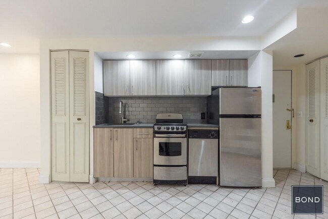 Building Photo - 330 E 93rd St