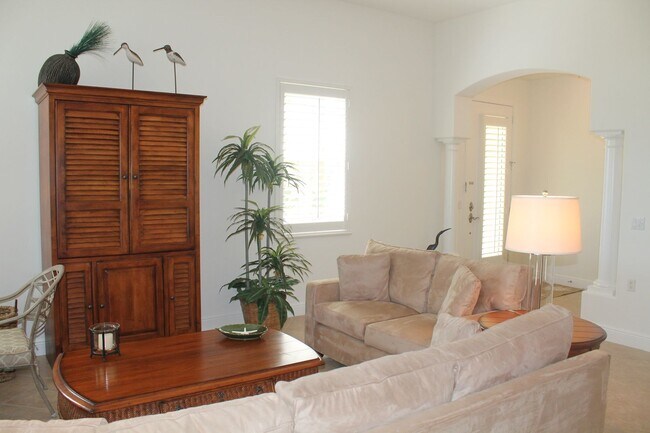 Foto del edificio - AVAILABLE May 1-2026 ...Spacious and Bright 3 bedroom-2.5 bath ground floor Condo in popular Hamm...