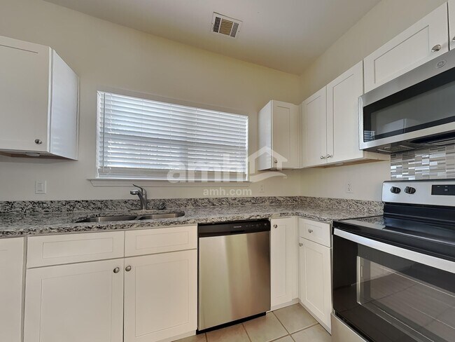 Foto del edificio - 344 Bristol Way