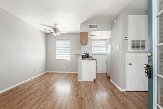 Building Photo - 1901 N Fitzhugh Ave