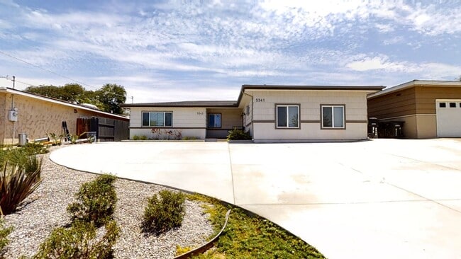 Building Photo - Renovated! 8BD/4BA with POOL!! (Lease Out ...